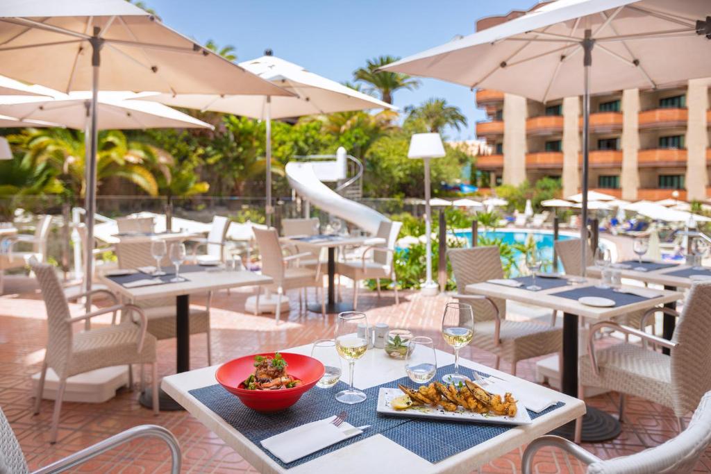 ¡Playa del Inglés, Gran Canaria: desde 3 días y 2 noches en Hotel 4* - Solo Adultos-,  con Media Pensión o TODO INCLUIDO!