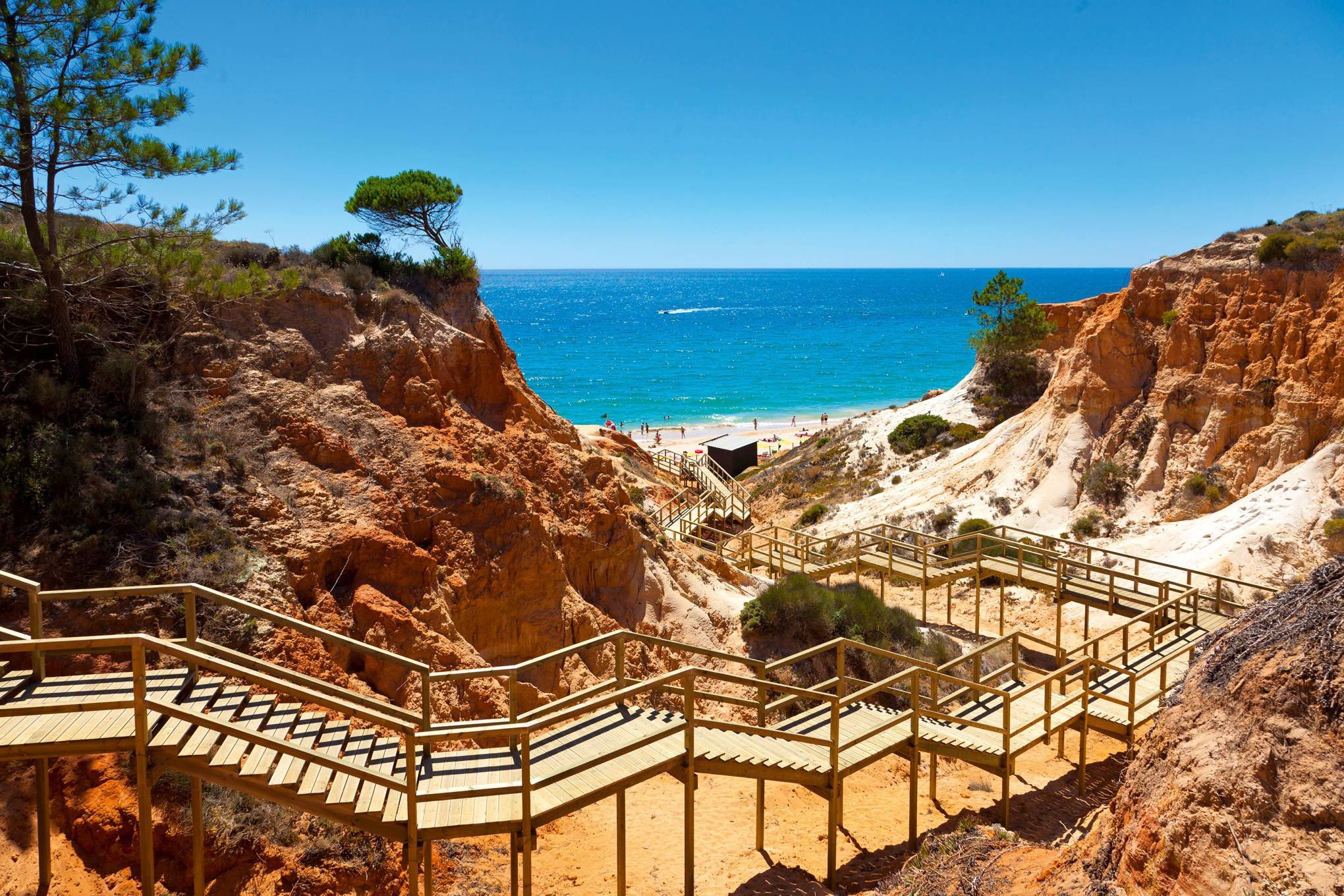 ¡Algarve (Albufeira): 3 días y 2 noches en Hotel 4* con Media Pensión +Accesos a Sauna y Baño Turco!