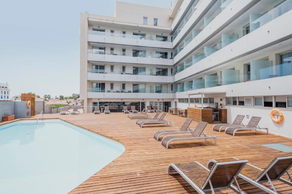 ¡ESCAPADA RELAX en Comarruga (Tarragona) en Hotel 4* con régimen de Media Pensión y Acceso a Piscina Termal!