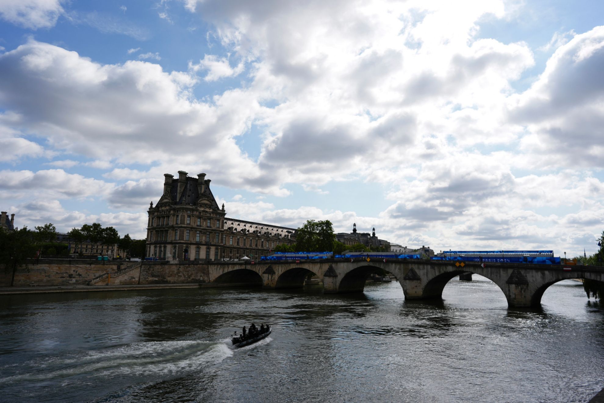 ¡Escapada Mágica: Paris y Disney! 4 días y 3 noches en Hoteles 3* con Desayuno  ¡Incluye Vuelos + Tours + Crucero por el Sena +  Entrada al Parque!