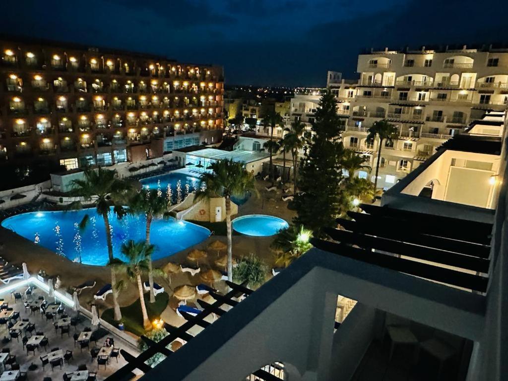 ¡Nochevieja en Roquetas de Mar: Hotelazo 4* con Régimen de Pensión Completa, a un paso de la Playa!