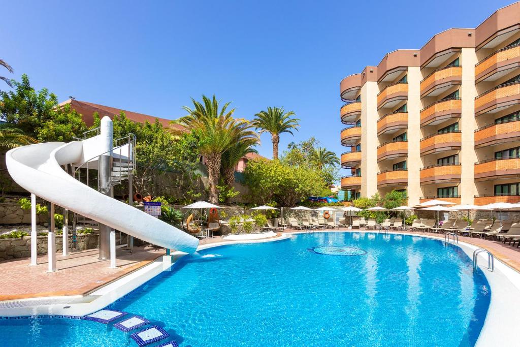 ¡Playa del Inglés, Gran Canaria: desde 3 días y 2 noches en Hotel 4* - Solo Adultos-,  con Media Pensión o TODO INCLUIDO!