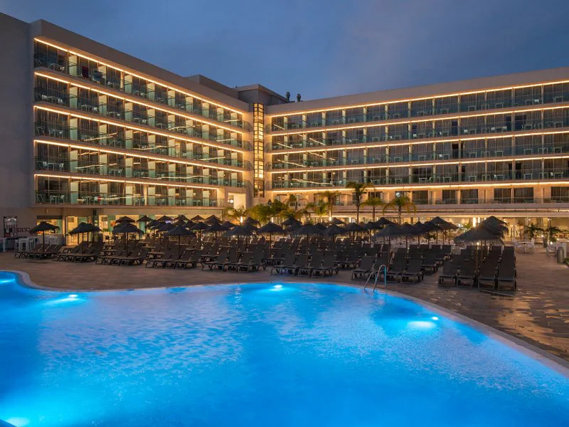 ¡Roquetas de Mar (Almería): 4 días y 3 noches en Hotel 3* con Pensión Completa a un paso de la playa!