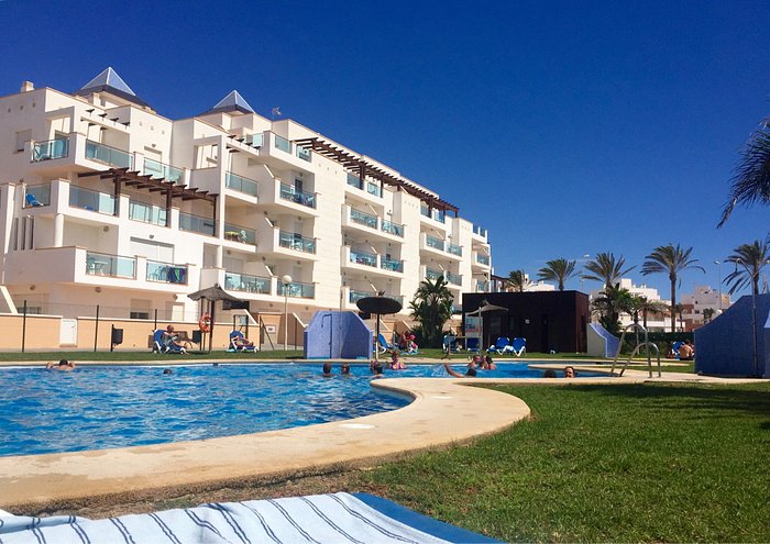 4 días y 3 noches en apartamentos en Roquetas de Mar (Almería) con piscina