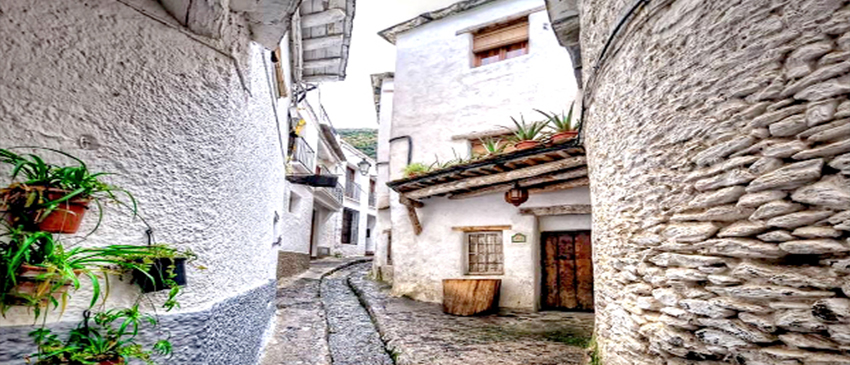 Escapada a la Alpujarra de Granada: Alojamiento 3* + Desayuno o Media Pensión