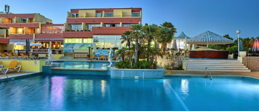 ¡Algarve: 3 días y 2 noches en Hotel 4*, muy cerca de la playa, con Desayuno incluido + Piscina climatizada, Sauna, Jacuzzi y Baños Turcos! ¡Primer niño GRATIS!