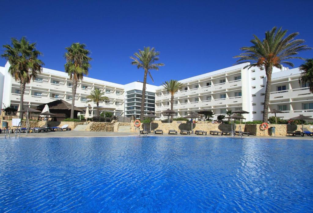 ¡Conil de la Frontera (Cadiz): Desde 2 días y 1 noche en Hotel 4*, frente a la playa, con régimen de Media Pensión!