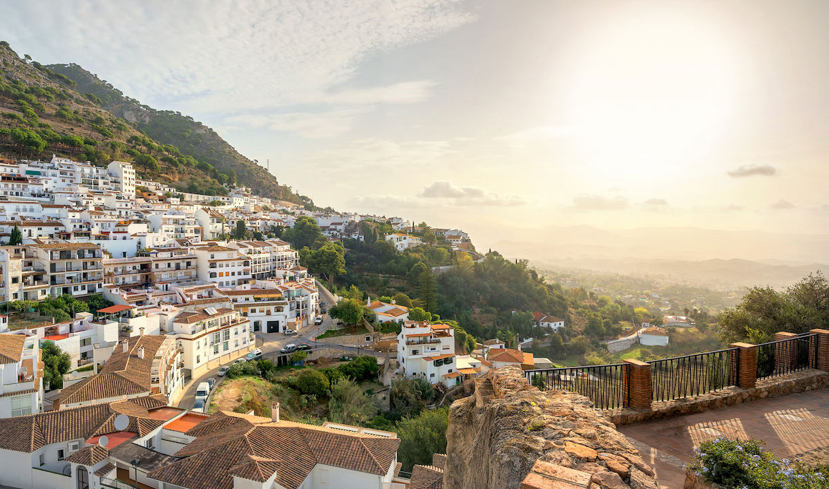 ¡Cala de Mijas (Málaga): 4 días y 3 noches en Apartamentos Totalmente Equipados en Solo Alojamiento o Desayuno!