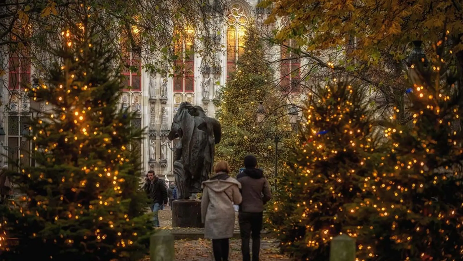 ¡Disfruta de la magia de los Mercados Navideños de Brujas y Gante: 4 días y 3 noches en Hoteles 3* con Desayuno. ¡Incluye Vuelos + Trasporte en tren!