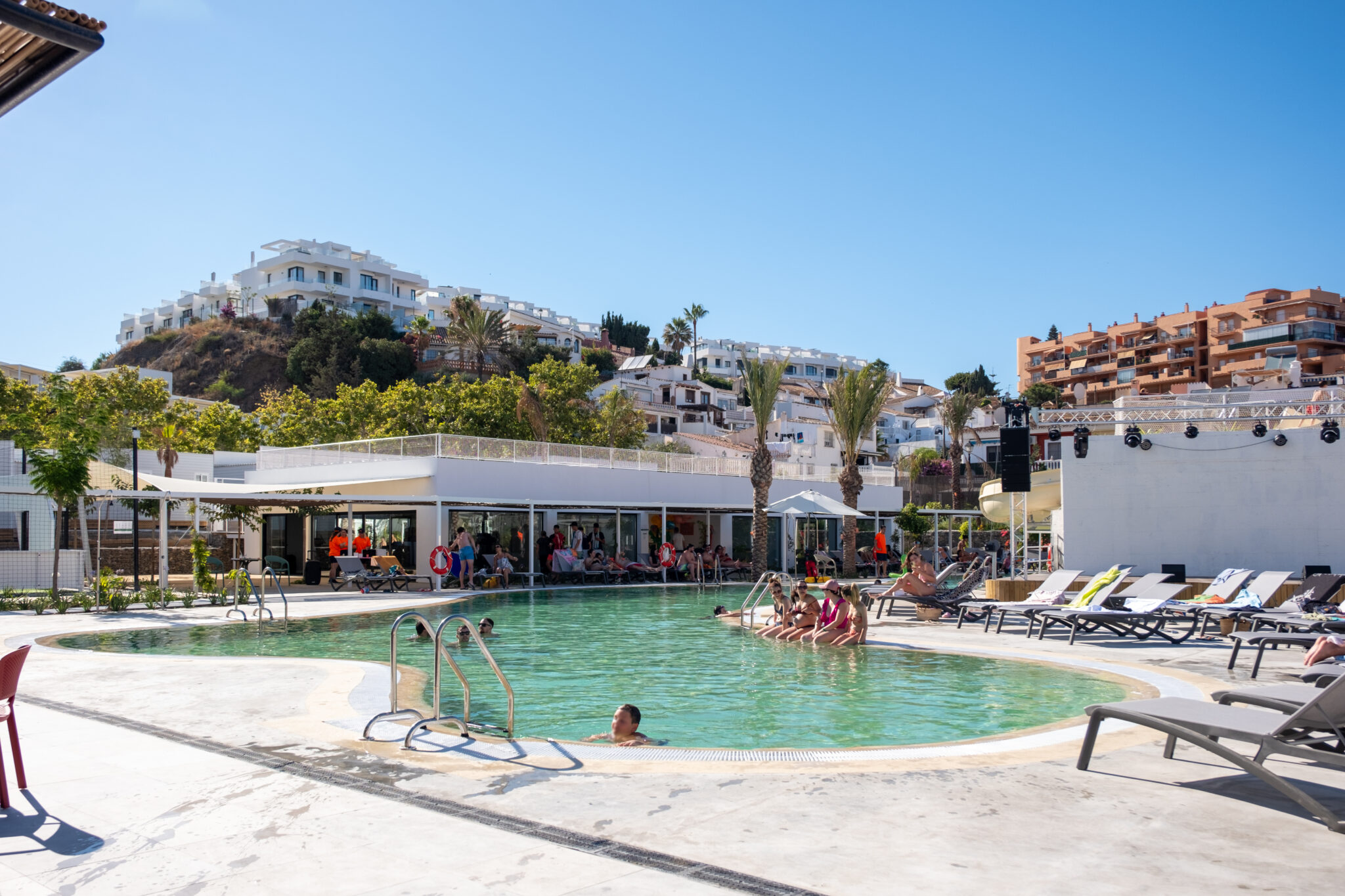 ¡Escapada Familiar a Fuengirola (Málaga): Desde 3 días y 2 noches en Hotel 4* en Bungalow totalmente Equipado!