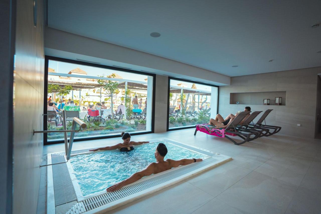 ¡Escapada Familiar a Fuengirola (Málaga): Desde 3 días y 2 noches en Hotel 4* en Bungalow totalmente Equipado!