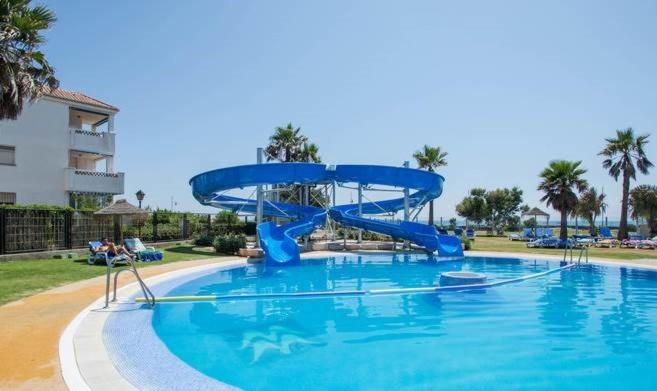 ¡El Ejido (Almería): 3 días y 2 noches en Hotel 4* con Toboganes en Primera Línea de Playa, y Régimen de Pensión Completa!