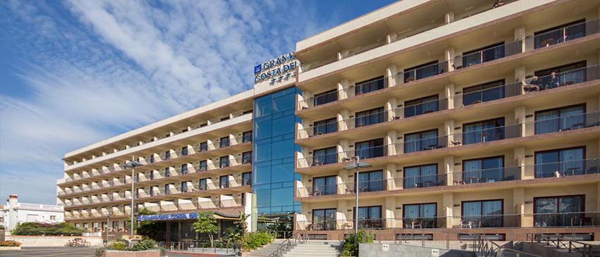 ¡Fin de semana en la Cala de Mijas (Málaga): 3 días y 2 noches en Hotel 4* a pie de playa, con Pensión Completa! ¡Niños 50% de descuento!
