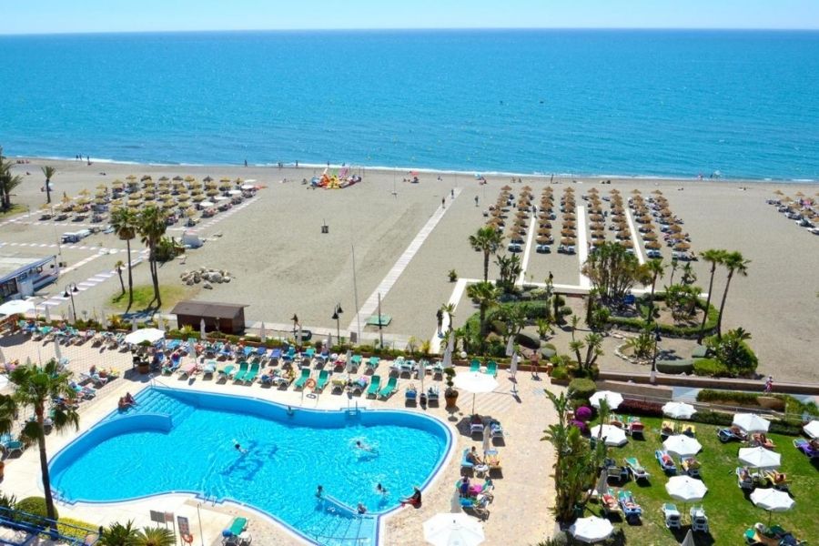 ¡2 días y 1 noche en Torremolinos (La Carihuela): Hotel 4*, primera línea de playa, en régimen de Media Pensión!