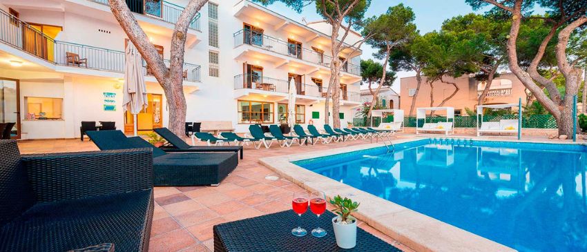¡4 días y 3 noches en Cala Figuera (Mallorca): Hotel 2* + Media Pensión + Cava y Bombones en la habitación!