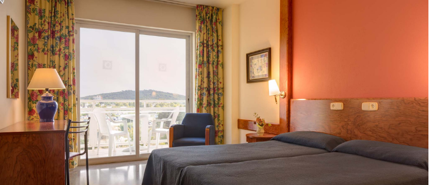 4 días y 3 noches en la Costa Brava: Platja d'Aro (Girona) alojamiento hotel 4*con Pensión Completa o Todo Incluido