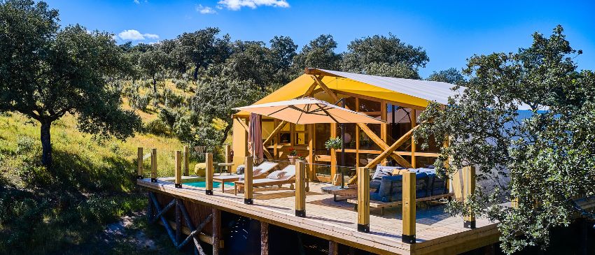 ¡Siente la naturaleza en Junior Suite de Lujo en Sierra Morena! 2 días y 1 noche con piscina privada y desayuno incluido.