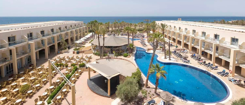 ¡Cabo de Gata (Almería): 3 días y 2 noches en Hotel 4*, a un paso de la playa, con régimen de Media Pensión y Habitación Deluxe Vista Mar o Superior! ¡Segundo niño GRATIS!