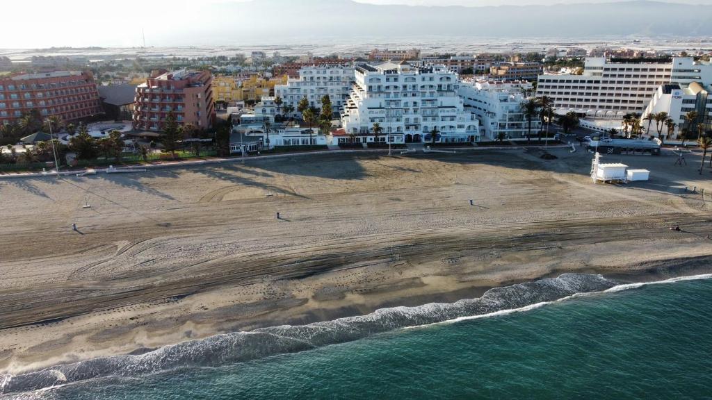 ¡Nochevieja en Roquetas de Mar: Hotelazo 4* con Régimen de Pensión Completa, a un paso de la Playa!