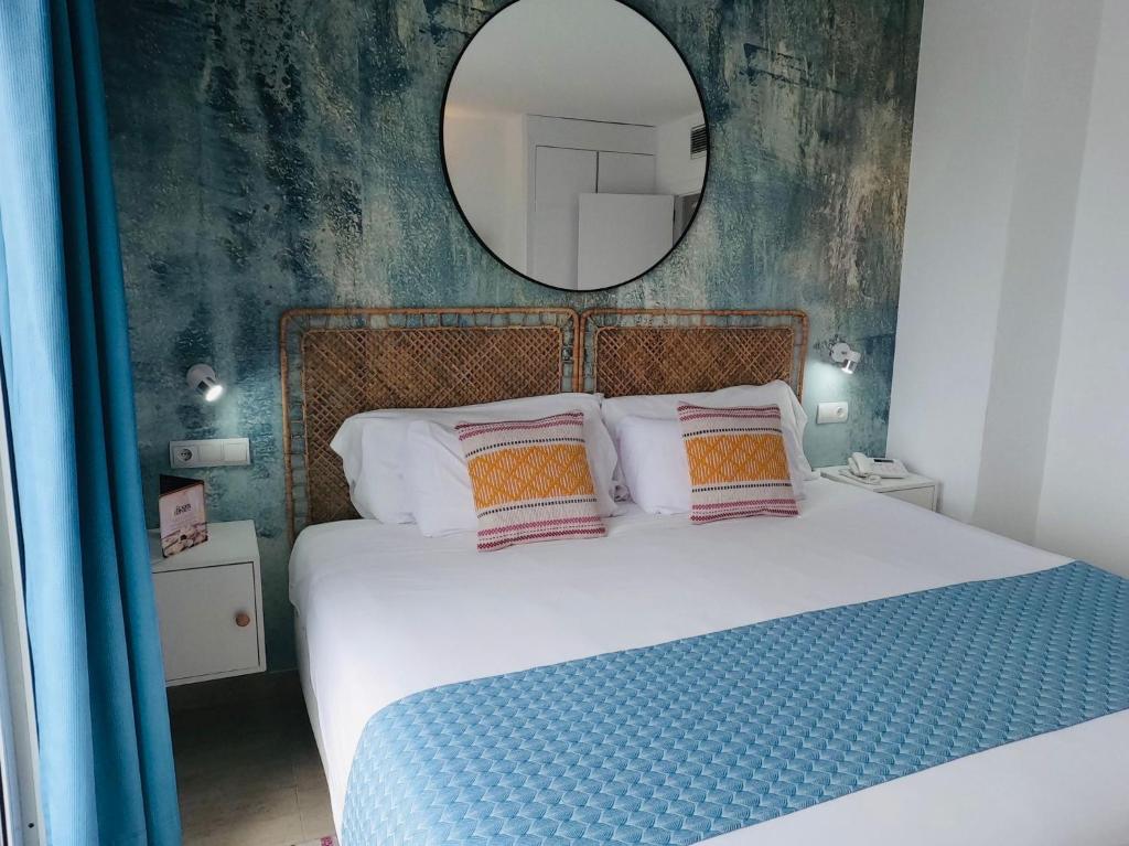 ¡Nochevieja en Roquetas de Mar: Hotelazo 4* con Régimen de Pensión Completa, a un paso de la Playa!