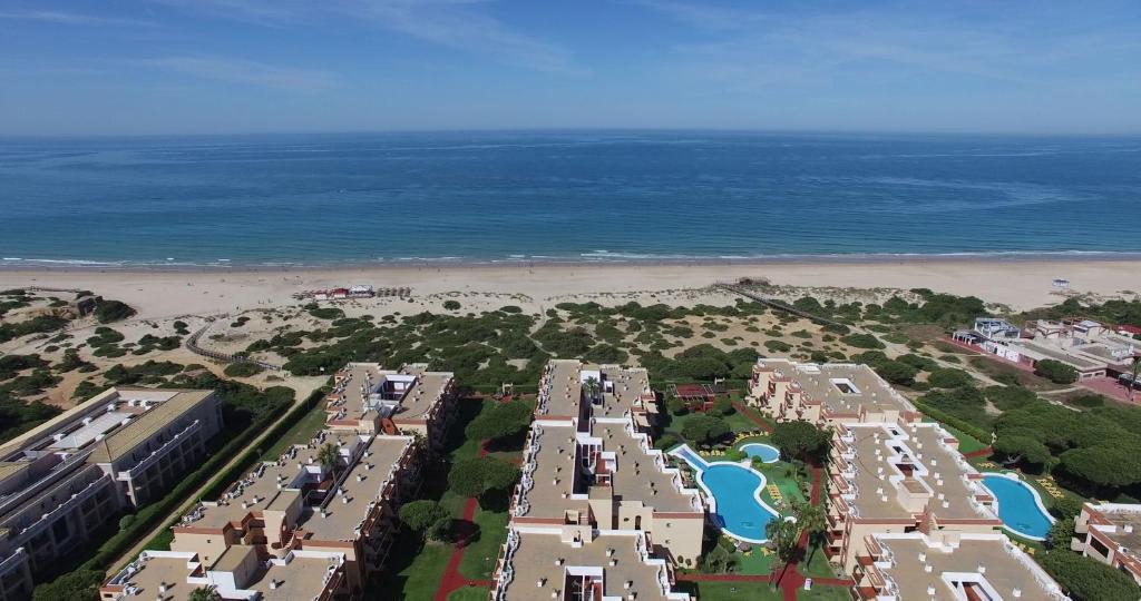 Semana Santa en Chiclana (Cádiz): 6 días y 5 noche en Hotelazo 4* primera línea de playa, con régimen de Media Pensión. ¡Niños 50% de descuento!