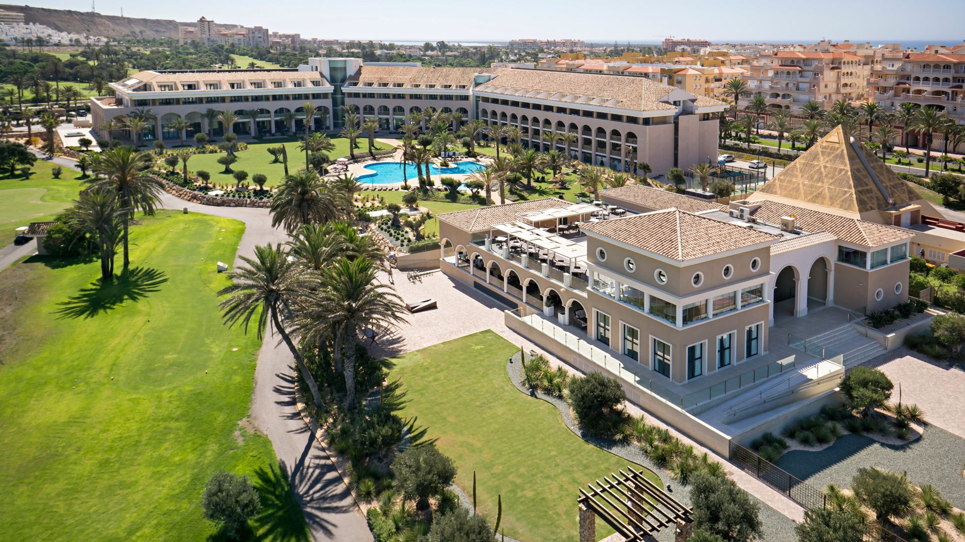 ¡San Valentín en El Ejido (Almería): Hotel 4* en primera línea de playa, con Régimen de Pensión Completa! ¡Acceso incluido a piscina interior!