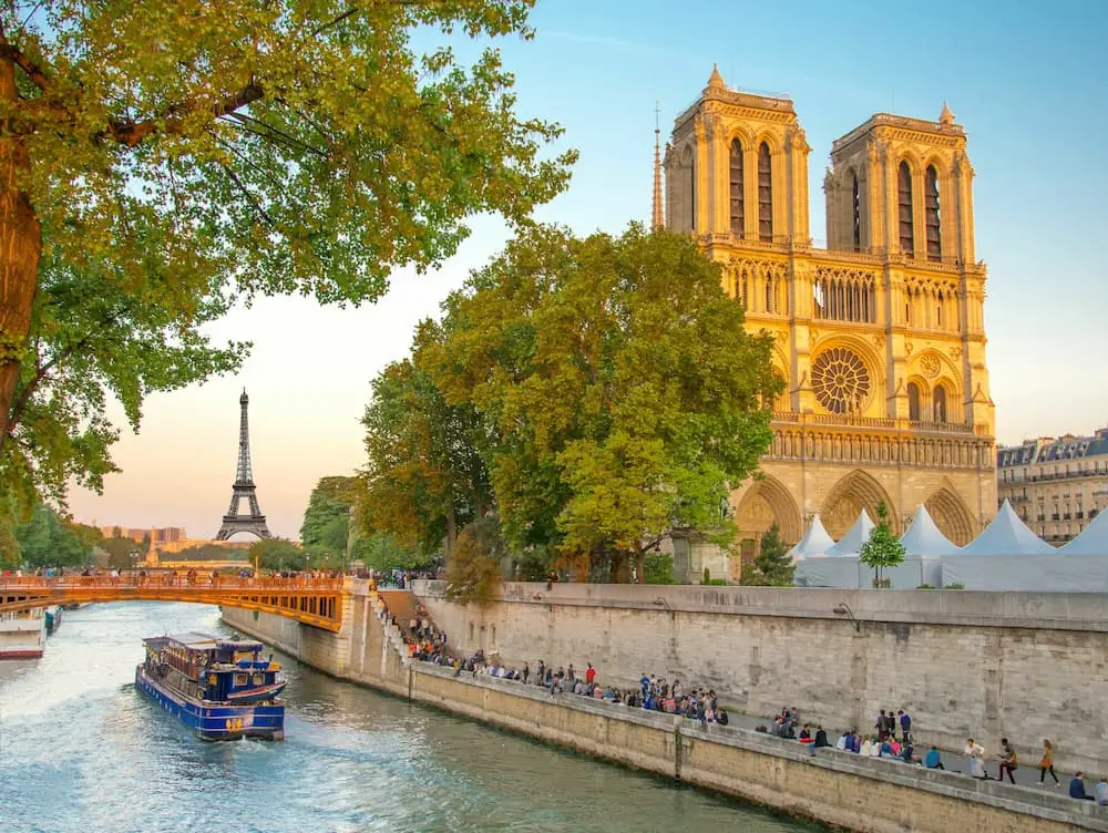 ¡Escapada Mágica: Paris y Disney! 4 días y 3 noches en Hoteles 3* con Desayuno  ¡Incluye Vuelos + Tours + Crucero por el Sena +  Entrada al Parque!