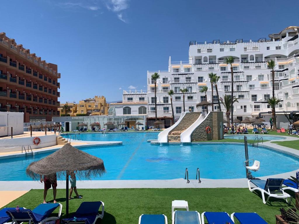 ¡Nochevieja en Roquetas de Mar: Hotelazo 4* con Régimen de Pensión Completa, a un paso de la Playa!