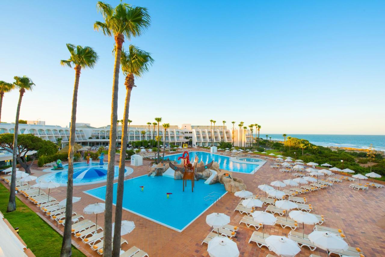 ¡Chiclana (Cádiz): 3 días y 2 noches en Hotel 4* en Habitación Doble o Familiar Vista Mar Lateral con Pensión Completa Plus! ¡Niños 90% de descuento!