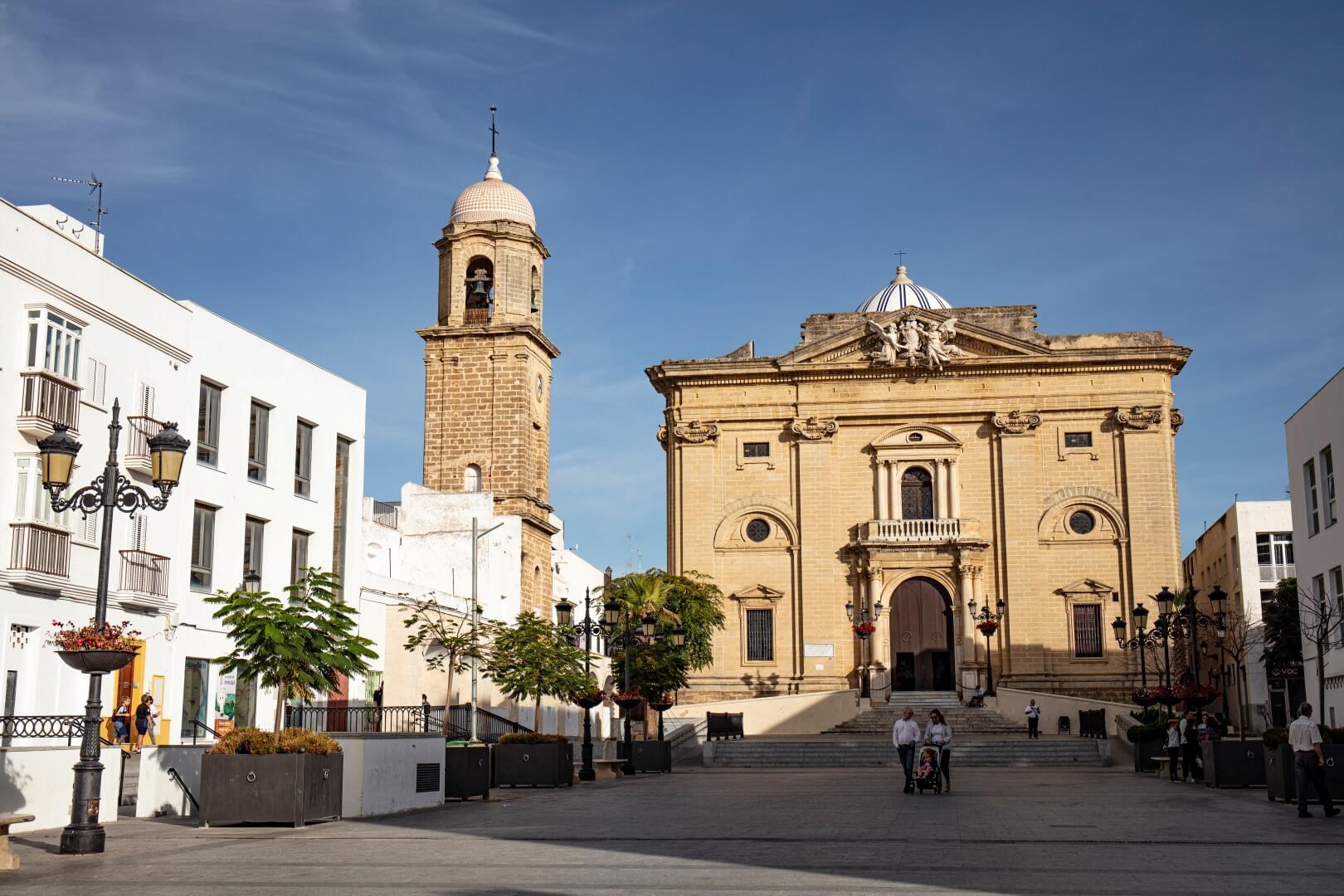 ¡Chiclana (Cádiz): 3 días y 2 noches en Hotel 4* en Habitación Doble o Familiar Vista Mar Lateral con Pensión Completa Plus! ¡Niños 90% de descuento!