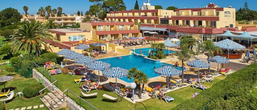 ¡Algarve: 3 días y 2 noches en Hotel 4*, muy cerca de la playa, con Desayuno incluido + Piscina climatizada, Sauna, Jacuzzi y Baños Turcos! ¡Primer niño GRATIS!