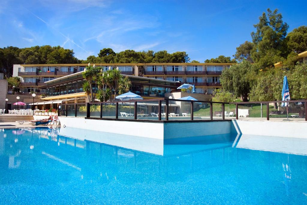 Escapada a Platja D'Aro: Disfruta de Halloween en la costa Brava con Pensión Completa