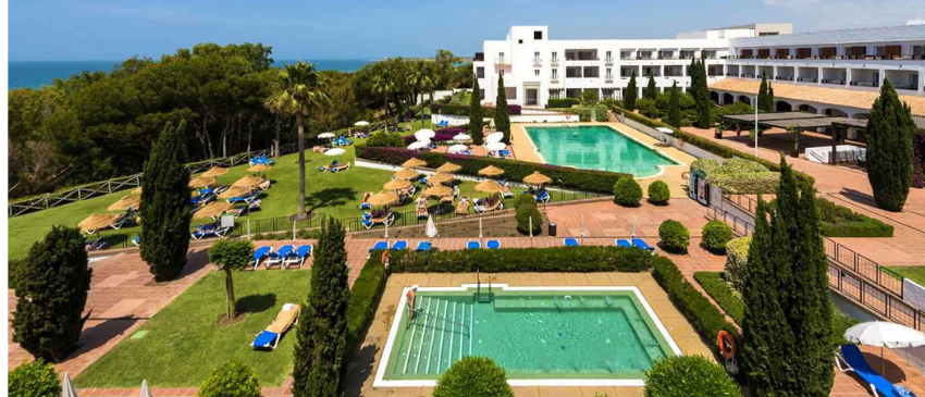 ESPECIAL PUENTES 2023 ¡Conil (Cádiz): 3 días y 2 noches en Hotel 4*, con régimen de Media Pensión!