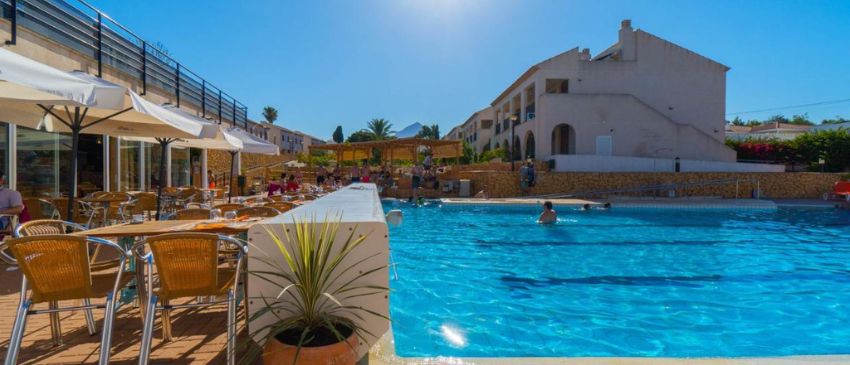 ¡ L'Alfàs del Pi, Alicante: 3 días y 2 noches en apartamentos totalmente equipados con pensión completa + accesos a Jacuzzi, sauna y piscina climatizada!