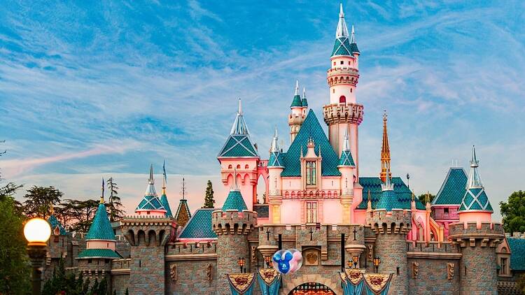 ¡Escapada Mágica: Paris y Disney! 4 días y 3 noches en Hoteles 3* con Desayuno  ¡Incluye Vuelos + Tours + Crucero por el Sena +  Entrada al Parque!