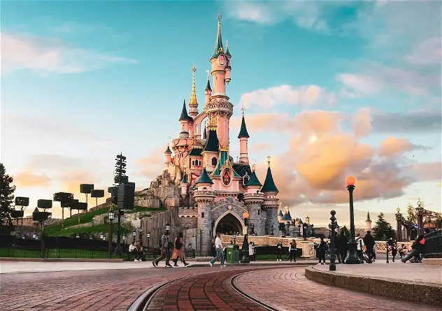 ¡Escapada Mágica: Paris y Disney! 4 días y 3 noches en Hoteles 3* con Desayuno  ¡Incluye Vuelos + Tours + Crucero por el Sena +  Entrada al Parque!