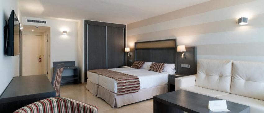 ¡2 días y 1 noche en Torremolinos (Bajondillo): Hotel 4* con régimen de Media Pensión en Junior Suite!