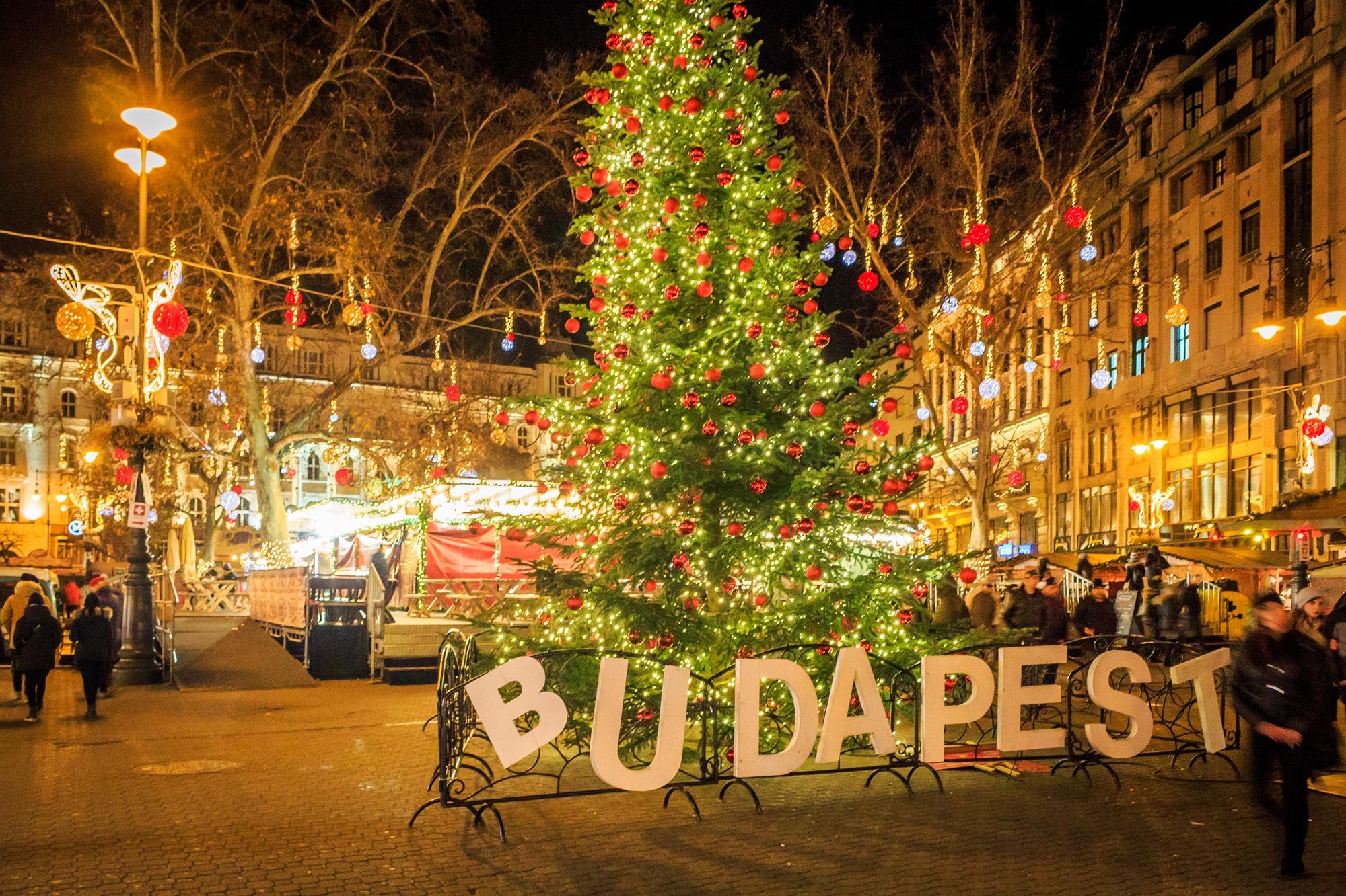 ¡Budapest, Mercados Navideños: 4 días y 3 noches en Hoteles 3* con Desayuno. ¡Incluye Vuelos + Tour por la ciudad + Paseo en barco por el Danubio!