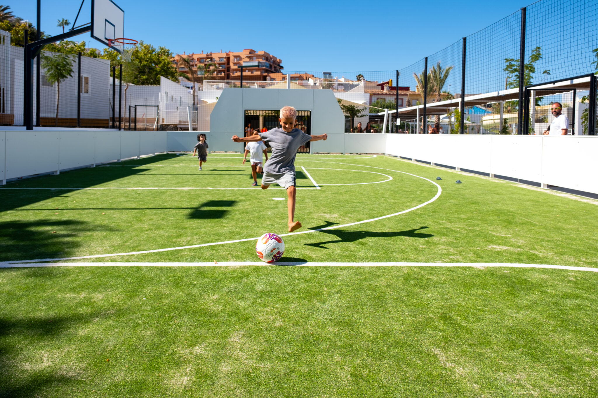 ¡Escapada Familiar a Fuengirola (Málaga): Desde 3 días y 2 noches en Hotel 4* en Bungalow totalmente Equipado!