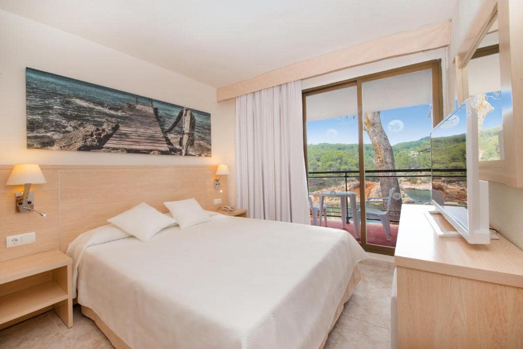 ¡Ibiza con Ferry: 8 días y 7 noches - 1 noche de barco + 6 de alojamiento en Hotel 4* con régimen de TODO INCLUIDO! ¡Incluye embarque de coche o moto!