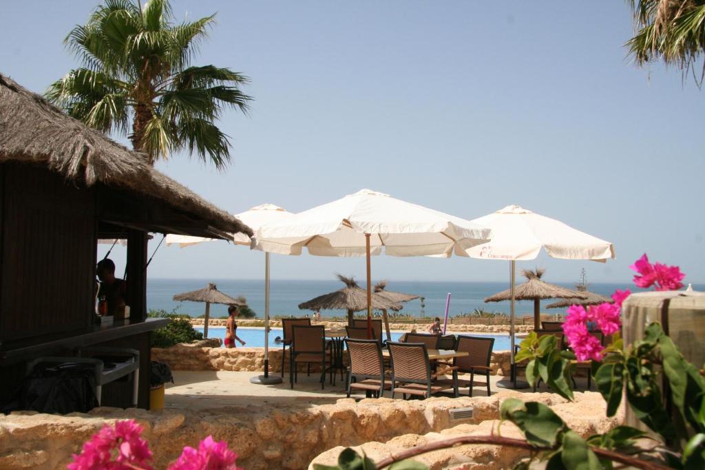 ¡Conil de la Frontera (Cadiz): Desde 2 días y 1 noche en Hotel 4*, frente a la playa, con régimen de Media Pensión!