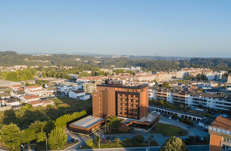 ¡Perlim (Portugal): Alojamiento en hotel 4* con desayuno incluido + entradas al parque temático!