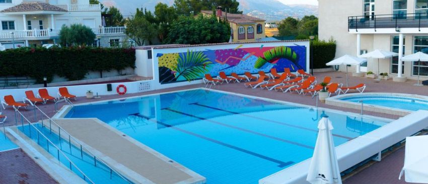 ¡ L'Alfàs del Pi, Alicante: 3 días y 2 noches en apartamentos totalmente equipados con pensión completa + accesos a Jacuzzi, sauna y piscina climatizada!