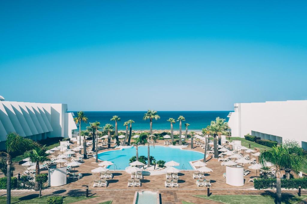 ¡Mayo en Chiclana (Cádiz): 3 días y 2 noches en en Hotel 4* en Habitación Doble o Doble Vista Mar con TODO INCLUIDO!