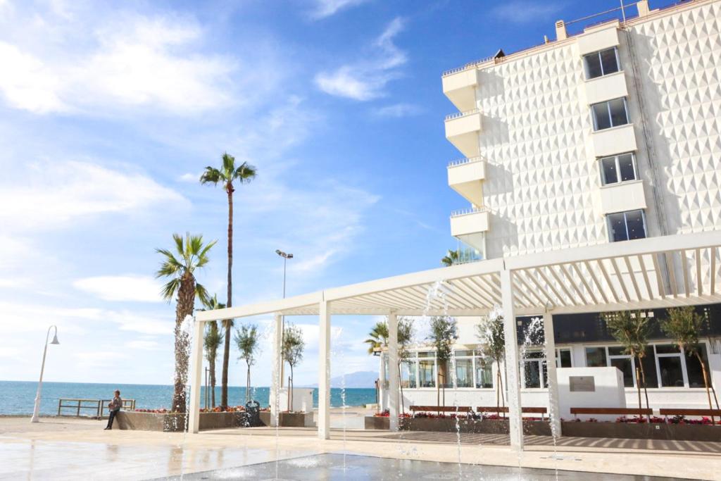 ¡Escapada en Rincón de la Victoria (Málaga): 2 días y 1 noche en Hotel 3* con Desayuno o Media Pensión y Habitación con Vistas al Mar! 